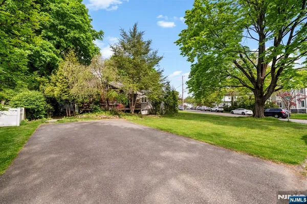 $5,200 | 3 Burton Place, Cresskill, NJ 07626