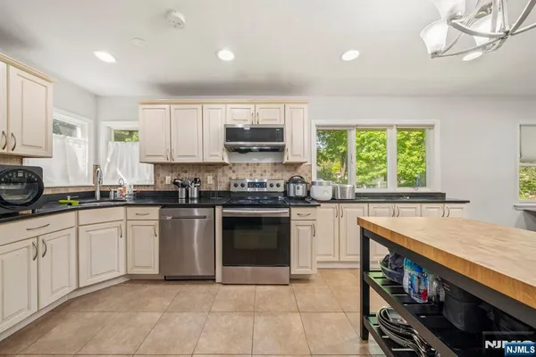 $5,200 | 3 Burton Place, Cresskill, NJ 07626