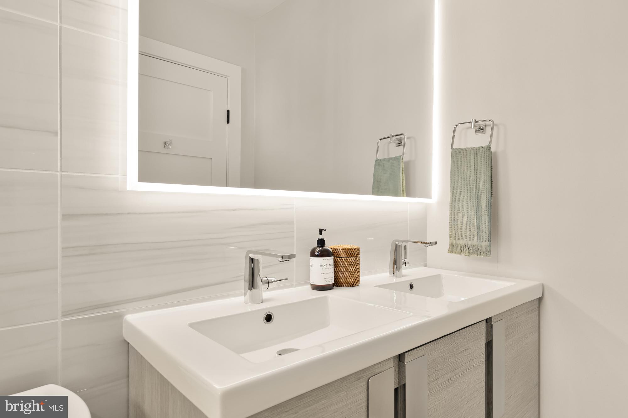 1747 T Street Northwest, Unit 4 Washington, DC 20009 - Photo 17 of 30 Dual vanities