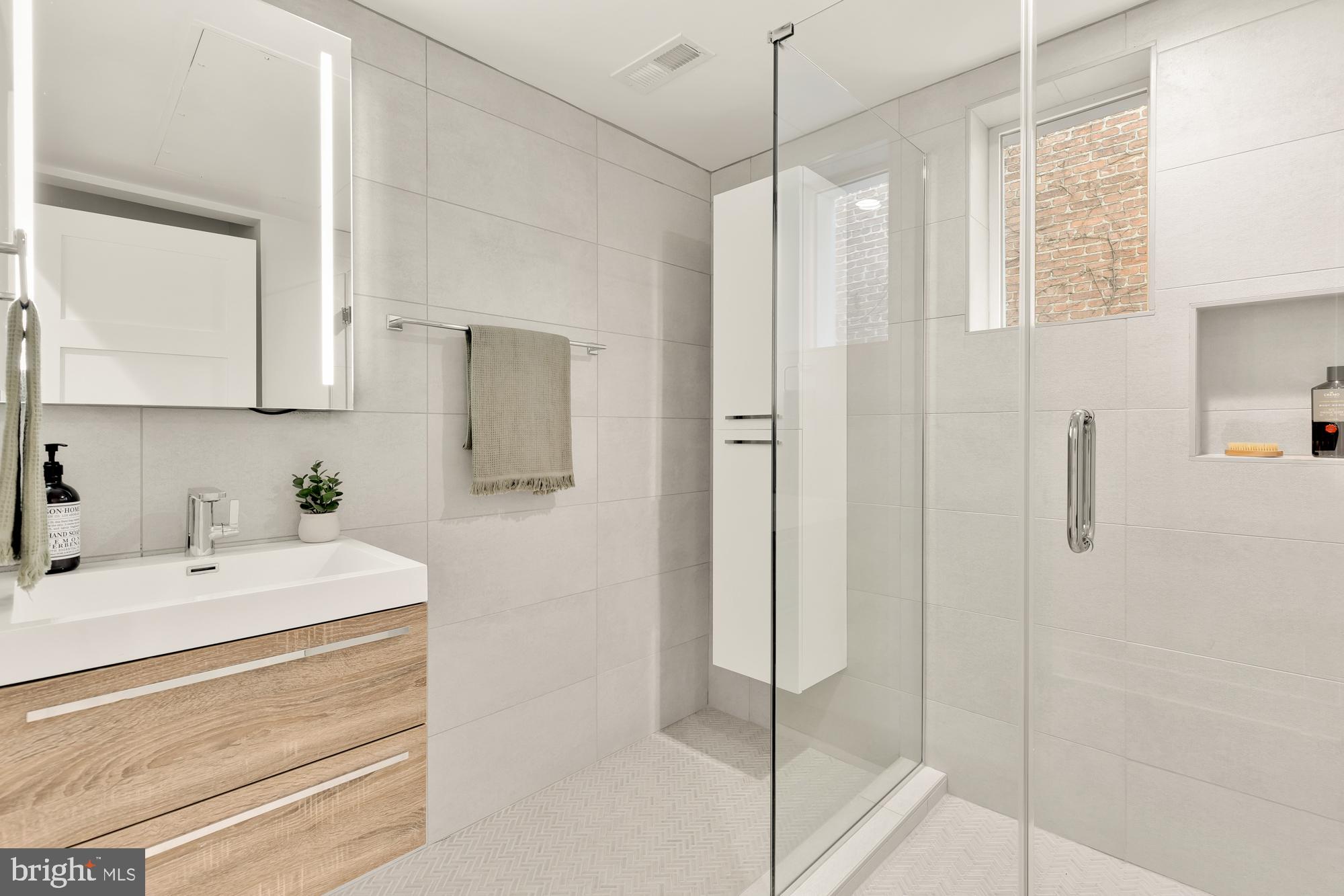 1747 T Street Northwest, Unit 4 Washington, DC 20009 - Photo 20 of 30 Full guest bath