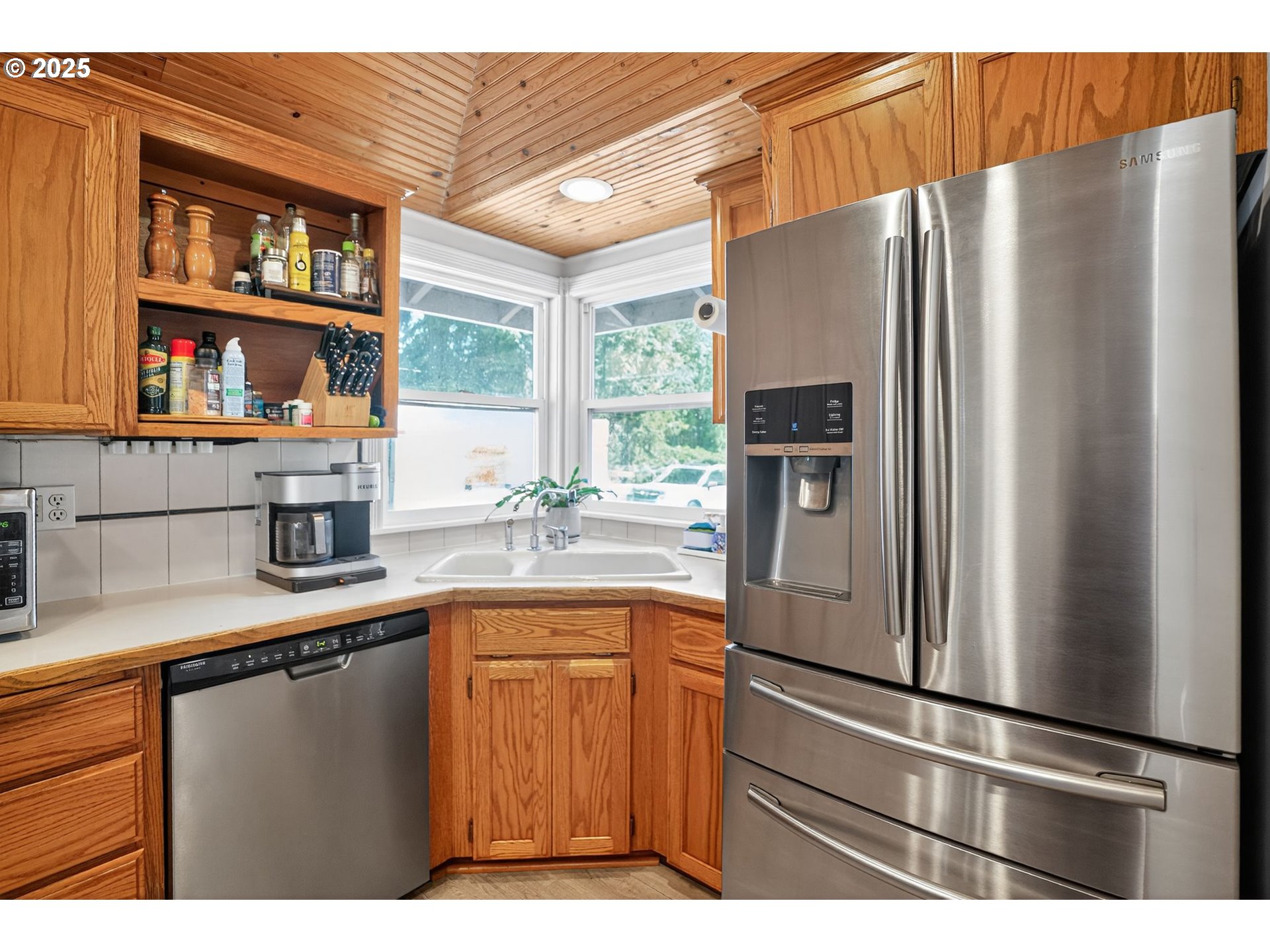 8487 South Sconce Road Canby, OR 97013 - Photo 11 of 27 a kitchen with stainless steel appliances granite countertop a refrigerator and a sink