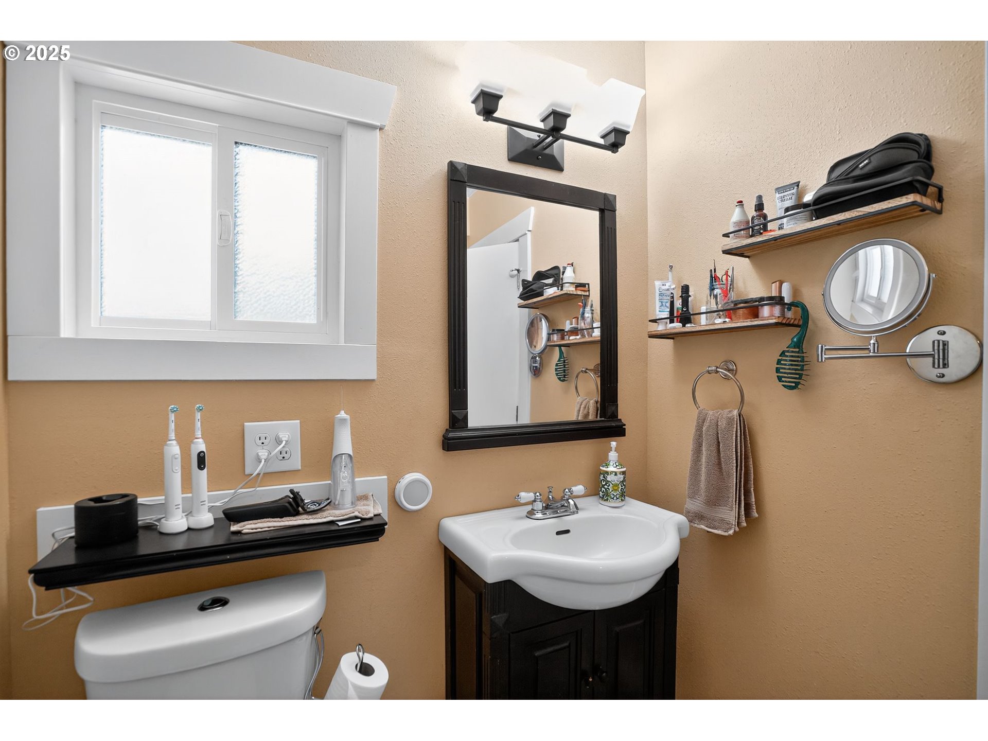 8487 South Sconce Road Canby, OR 97013 - Photo 13 of 27 a bathroom with a sink and a mirror
