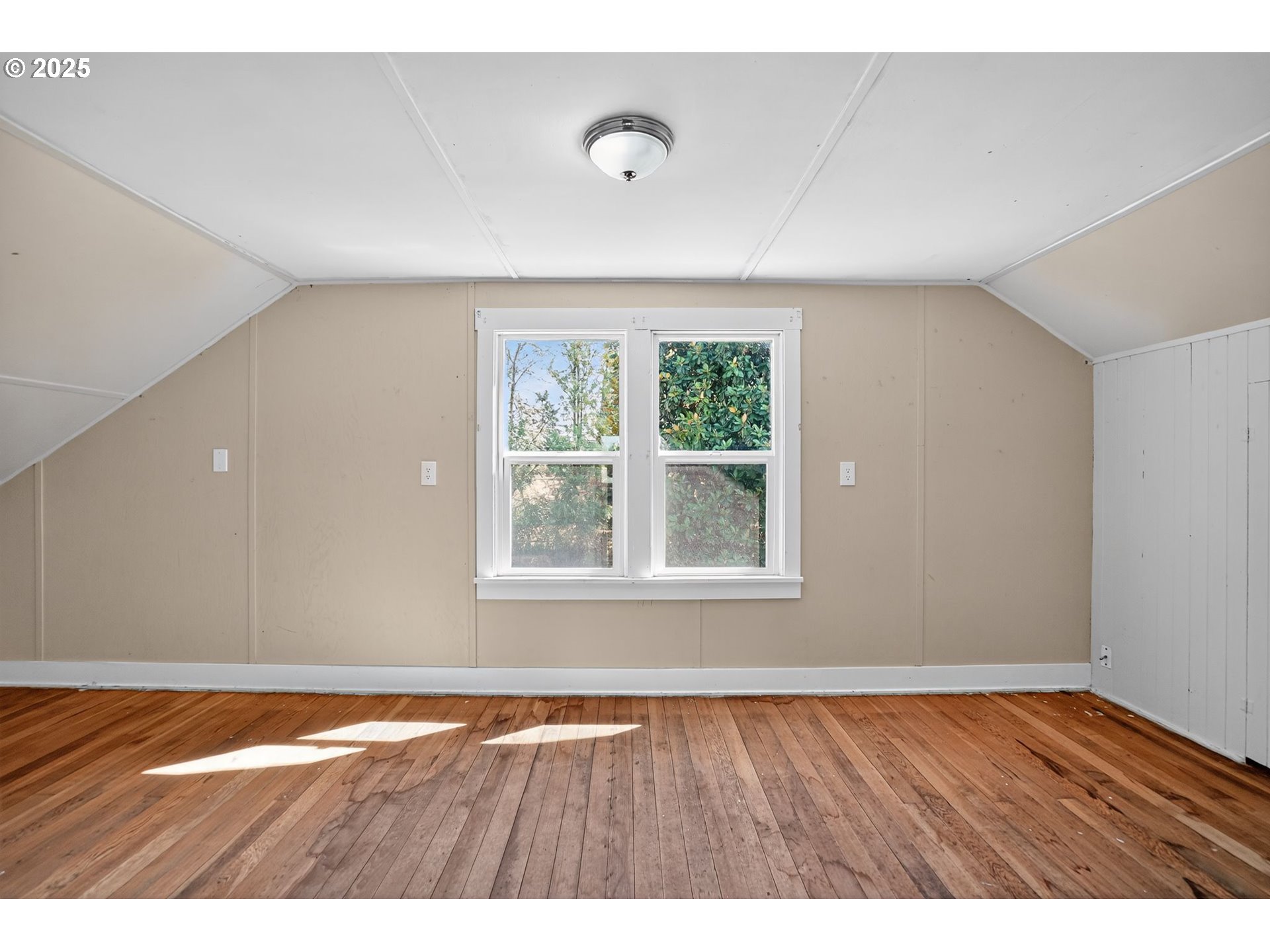 8487 South Sconce Road Canby, OR 97013 - Photo 18 of 27 an empty room with wooden floor and windows