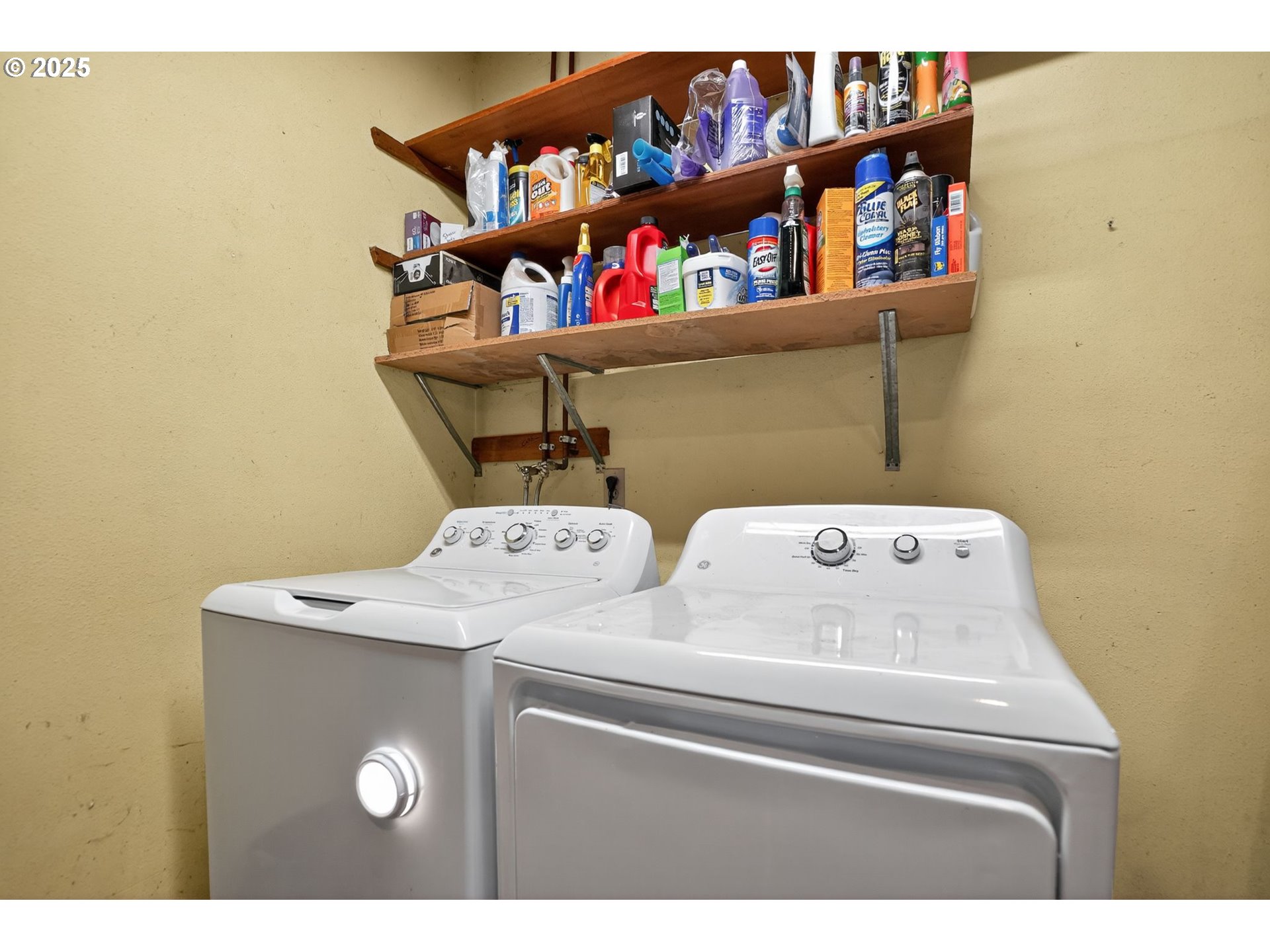8487 South Sconce Road Canby, OR 97013 - Photo 21 of 27 a utility room with dryer and washer