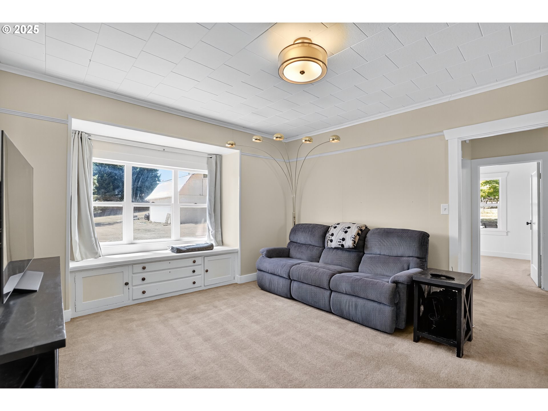 8487 South Sconce Road Canby, OR 97013 - Photo 5 of 27 a living room with furniture