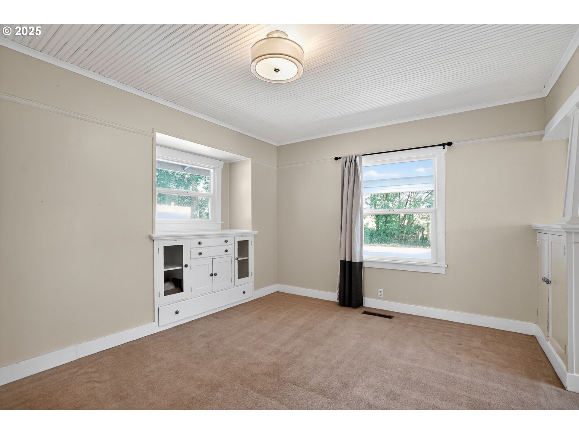 8487 South Sconce Road Canby, OR 97013 - Photo 7 of 27 an empty room with windows and closet