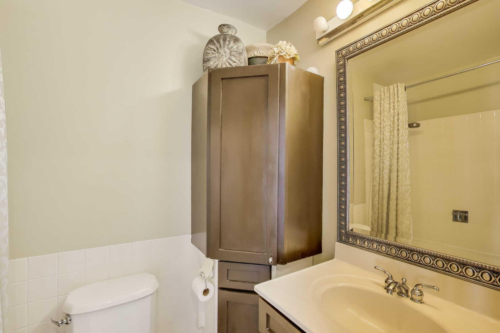 8809 West Golf Road, Unit 8I Niles, IL 60714 - Photo 15 of 27 a bathroom with a sink a toilet and shower