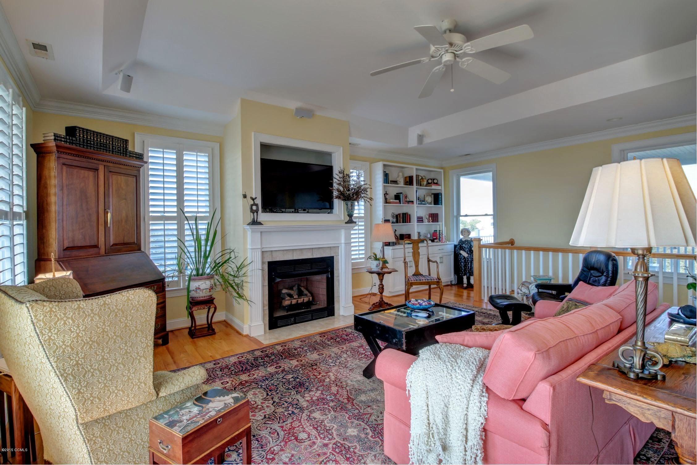 107 Hoffman Beach Road Atlantic Beach, NC 28512 - Photo 8 of 41 Living Room 3