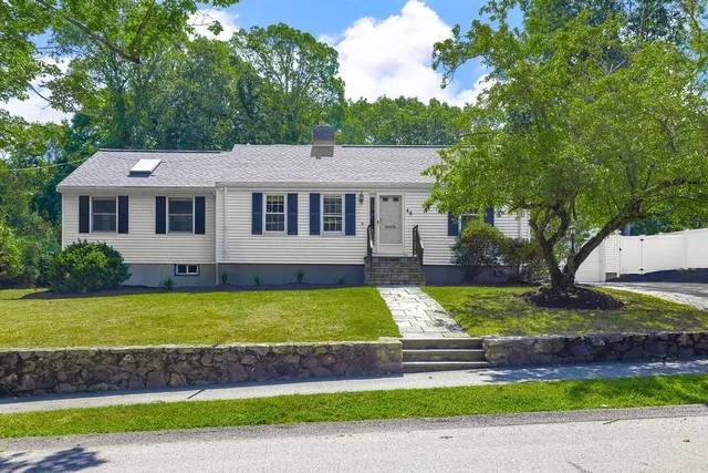 a view of a house with a yard