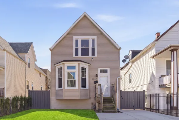 $2,000 | 3645 West McLean Avenue, Unit 2, Chicago, IL 60647