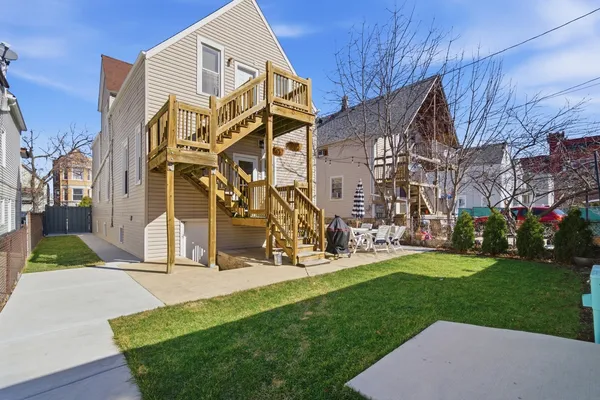 $2,000 | 3645 West McLean Avenue, Unit 2, Chicago, IL 60647