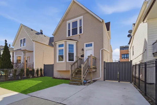 $2,000 | 3645 West McLean Avenue, Unit 2, Chicago, IL 60647