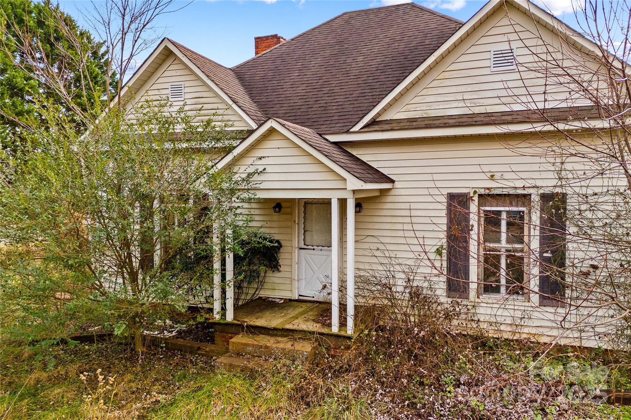 1091 Midway Road Statesville, NC 28625 - Photo 3 of 26 front view of a house with a yard