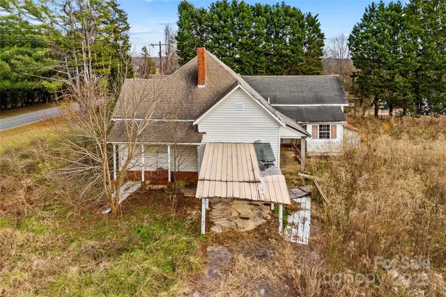 a view of a house with backyard