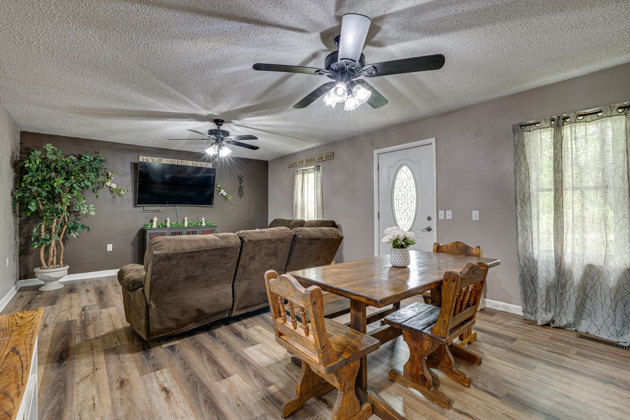 1883 Boynton Valley Road Manchester, TN 37355 - Photo 5 of 17 a living room with furniture and a flat screen tv
