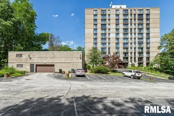 $114,900 | 1800 7th Street, Unit 6D, East Moline, IL 61244