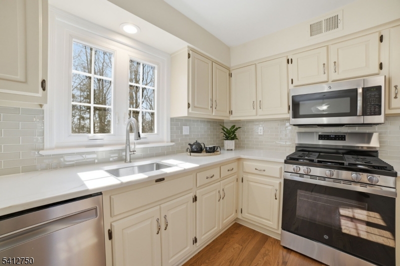 50 Pinewood Crescent Berkeley Heights, NJ 07922 - Photo 20 of 41