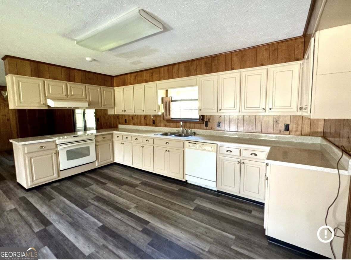 2471 Highway 441 Dublin, GA 31021 - Photo 2 of 18 a kitchen with stainless steel appliances a sink window and cabinets