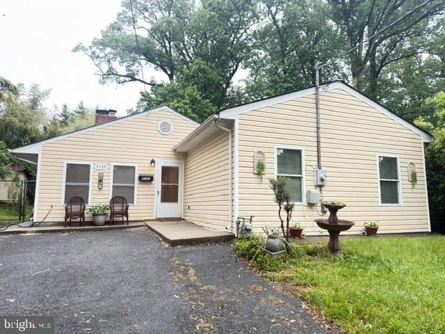 a view of a house with backyard