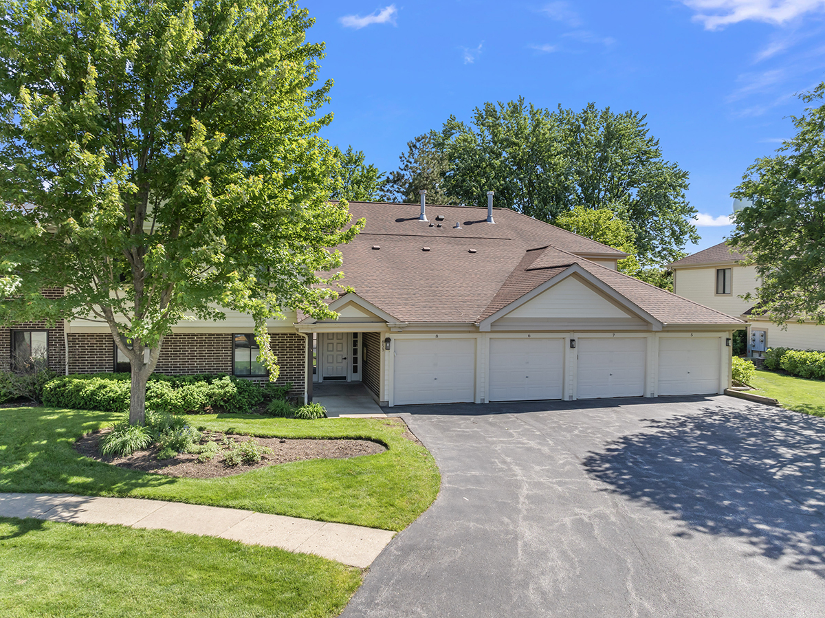 855 Coach Road, Unit 8 Palatine, IL 60074 - Photo 3 of 29 Gallery Image 3