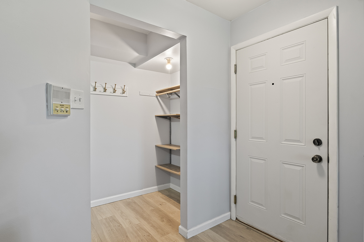 855 Coach Road, Unit 8 Palatine, IL 60074 - Photo 4 of 29 Gallery Image 4