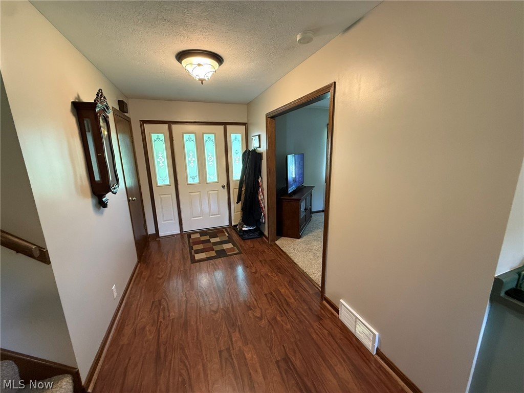 2462 York View Road Southwest New Philadelphia, OH 44663 - Photo 3 of 50