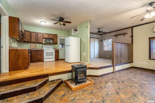 $170,000 | 308 South Spillertown Road, Marion, IL 62959