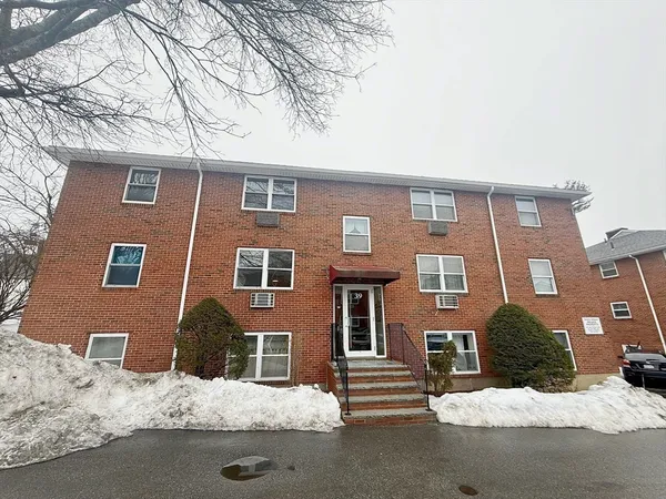 $2,300 | 39 Montvale Avenue, Unit 6, Woburn, MA 01801