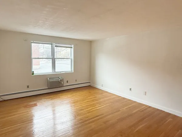 $2,300 | 39 Montvale Avenue, Unit 6, Woburn, MA 01801