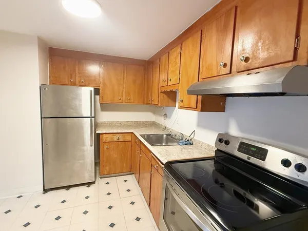 $2,300 | 39 Montvale Avenue, Unit 6, Woburn, MA 01801