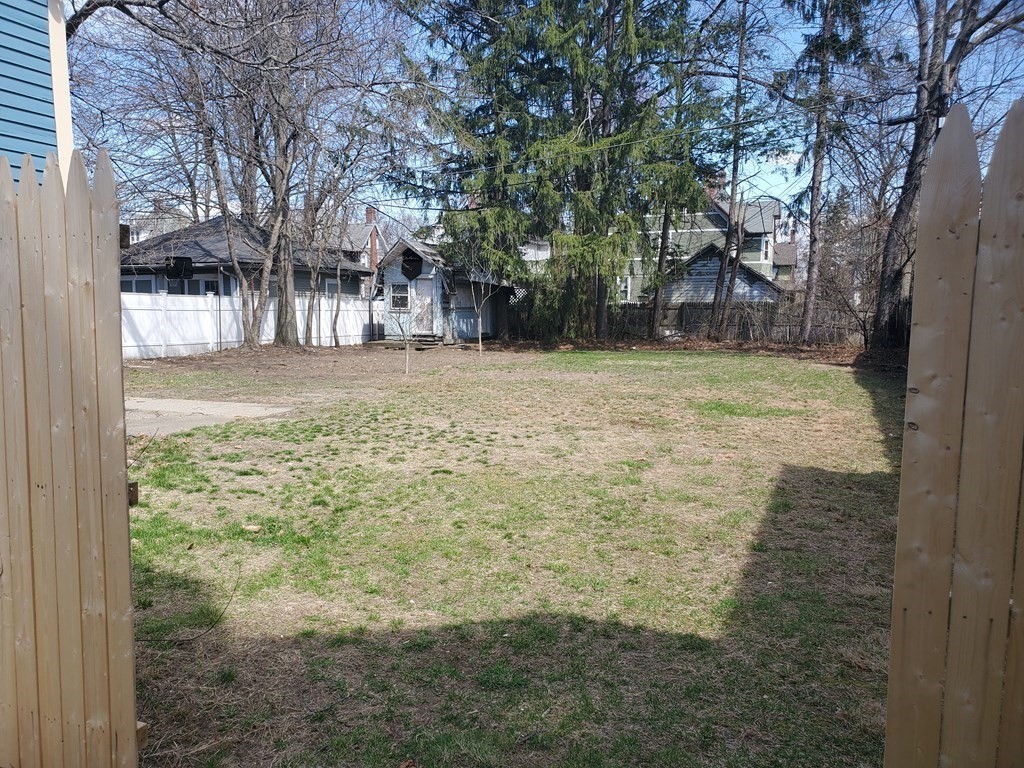 37 Greenleaf Street Springfield, MA 01108 - Photo 3 of 24
