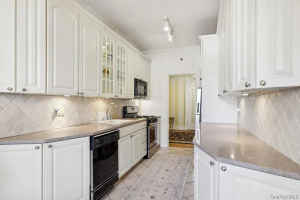 $719,000 | 12 Hamilton Place, Unit B5, Garden City, NY 11530