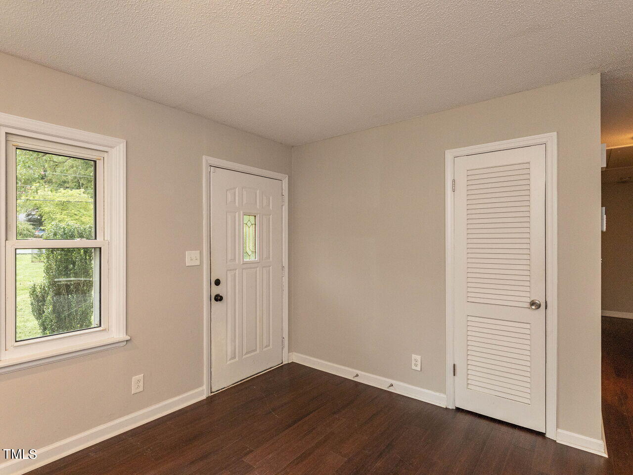 809 Lakeview Road Durham, NC 27712 - Photo 4 of 49 004-1280x960-foyer-entry
