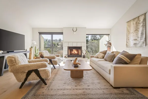 $1,095,000 | 7 Vía Joaquin, Unit 5, Monterey, CA 93940