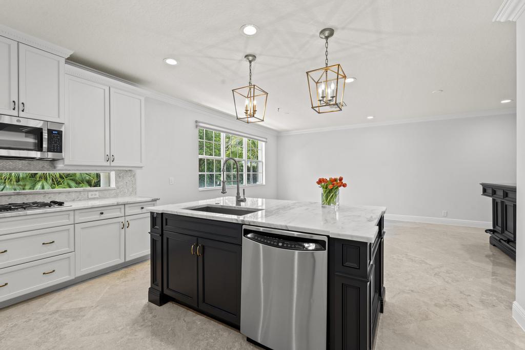 616 Northeast Francesca Lane Boca Raton, FL 33487 - Photo 12 of 64 KITCHEN|BAR