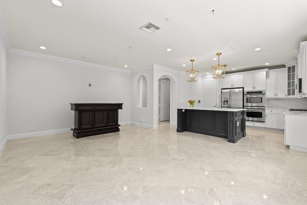 616 Northeast Francesca Lane Boca Raton, FL 33487 - Photo 13 of 64 KITCHEN|BAR