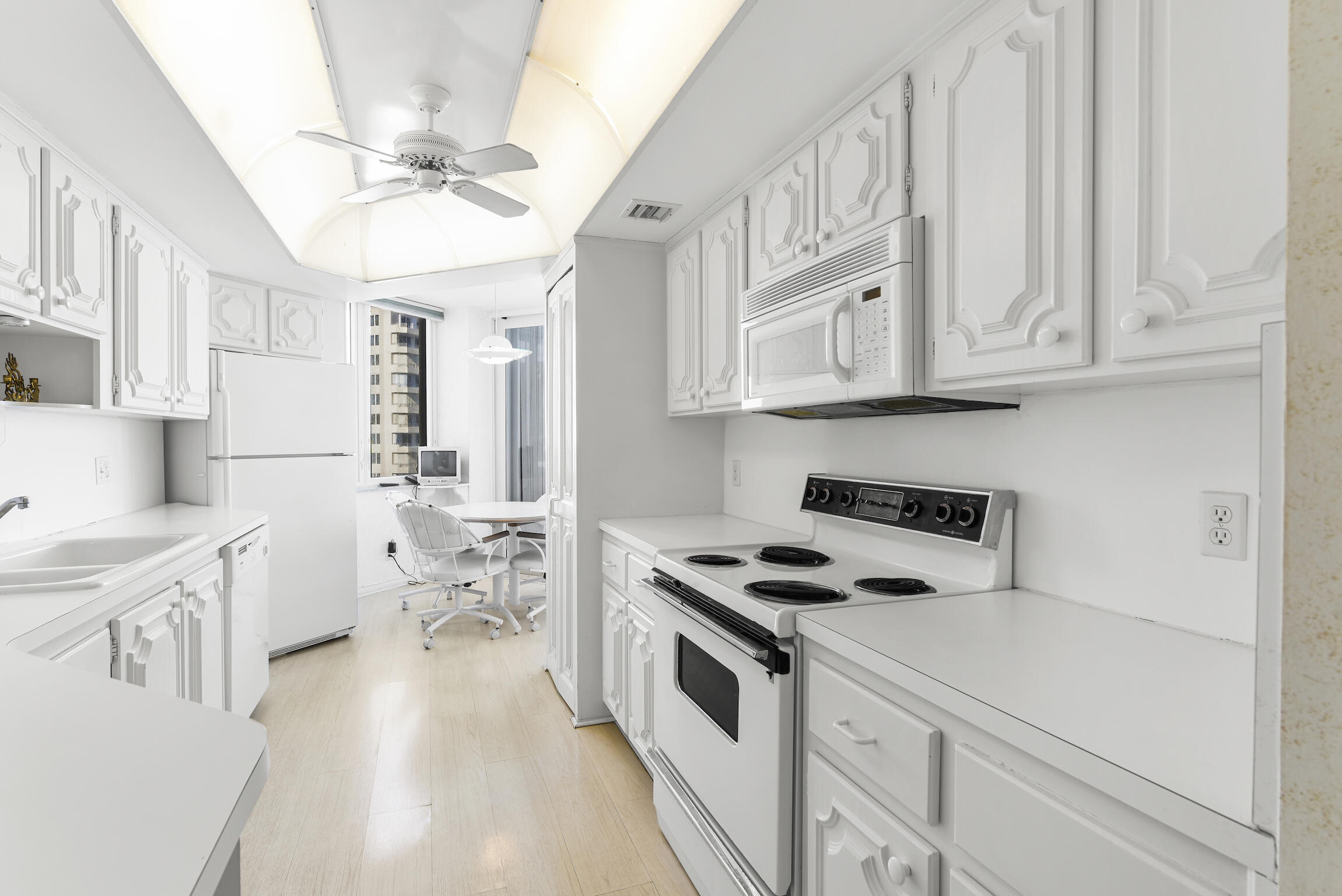 550 South Ocean Boulevard, Unit 1701 Boca Raton, FL 33432 - Photo 16 of 37 Kitchen