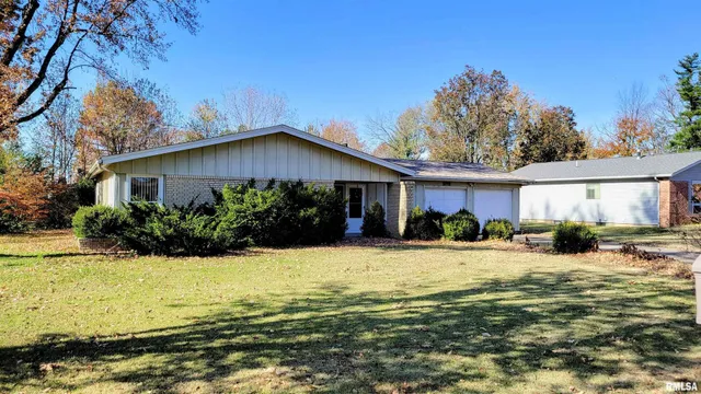 $179,900 | 202 Westernaire Drive, Marion, IL 62959