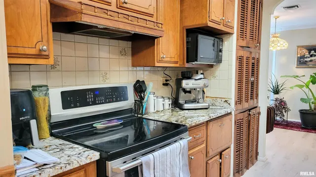 $179,900 | 202 Westernaire Drive, Marion, IL 62959