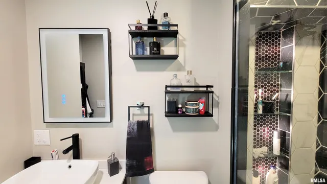 $179,900 | 202 Westernaire Drive, Marion, IL 62959