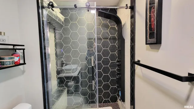 $179,900 | 202 Westernaire Drive, Marion, IL 62959