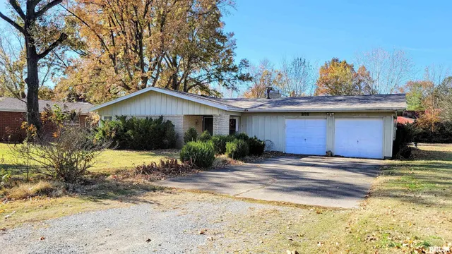 $179,900 | 202 Westernaire Drive, Marion, IL 62959