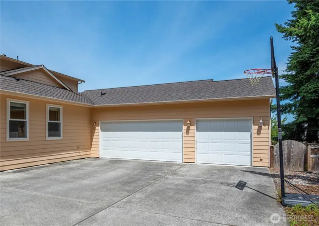 $645,000 | 2140 Southwest Vista Park Drive, Oak Harbor, WA 98277