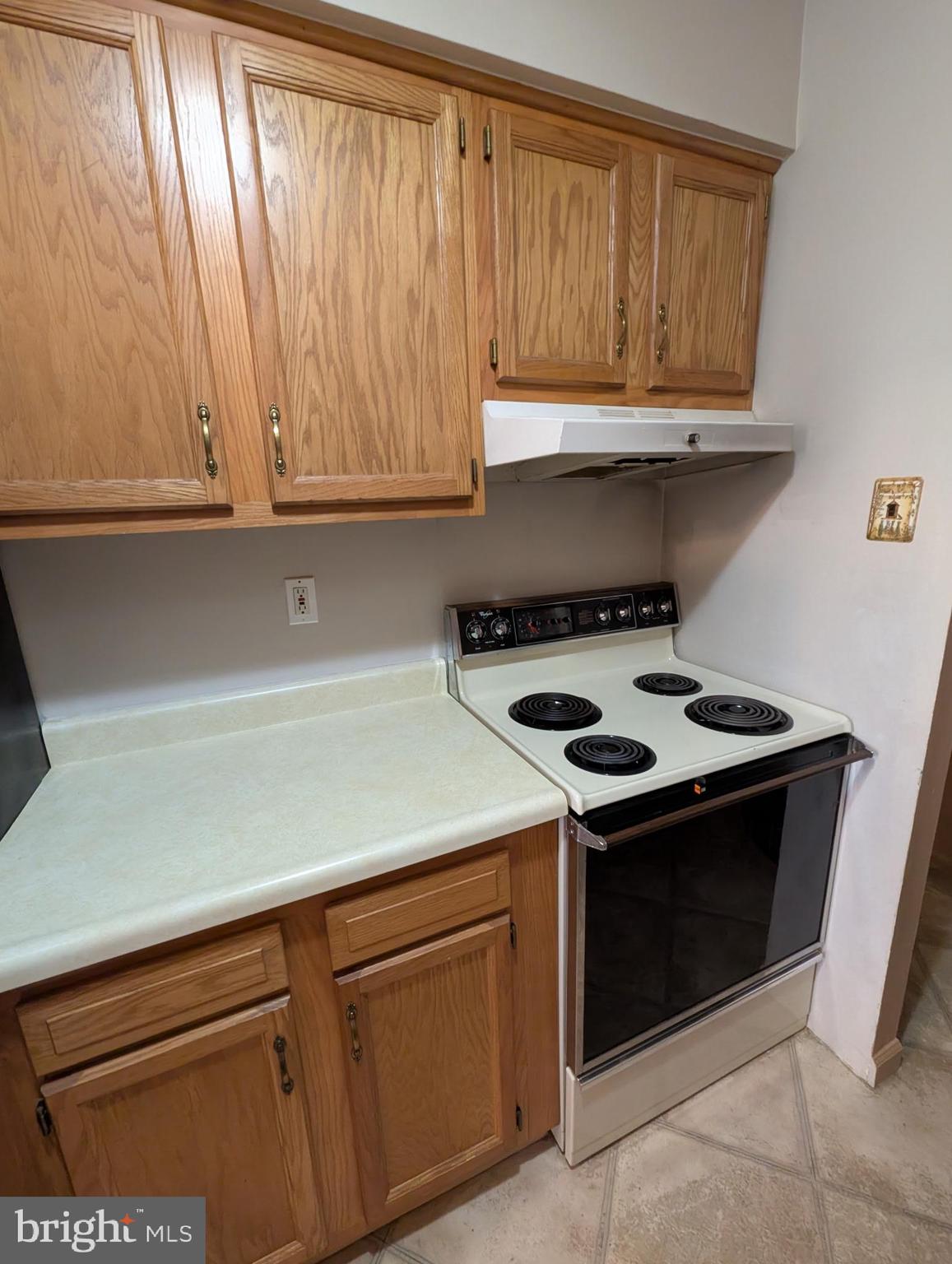 280 Bridgewater Road, Unit D1 Brookhaven, PA 19015 - Photo 4 of 15 a kitchen with granite countertop a stove and a sink