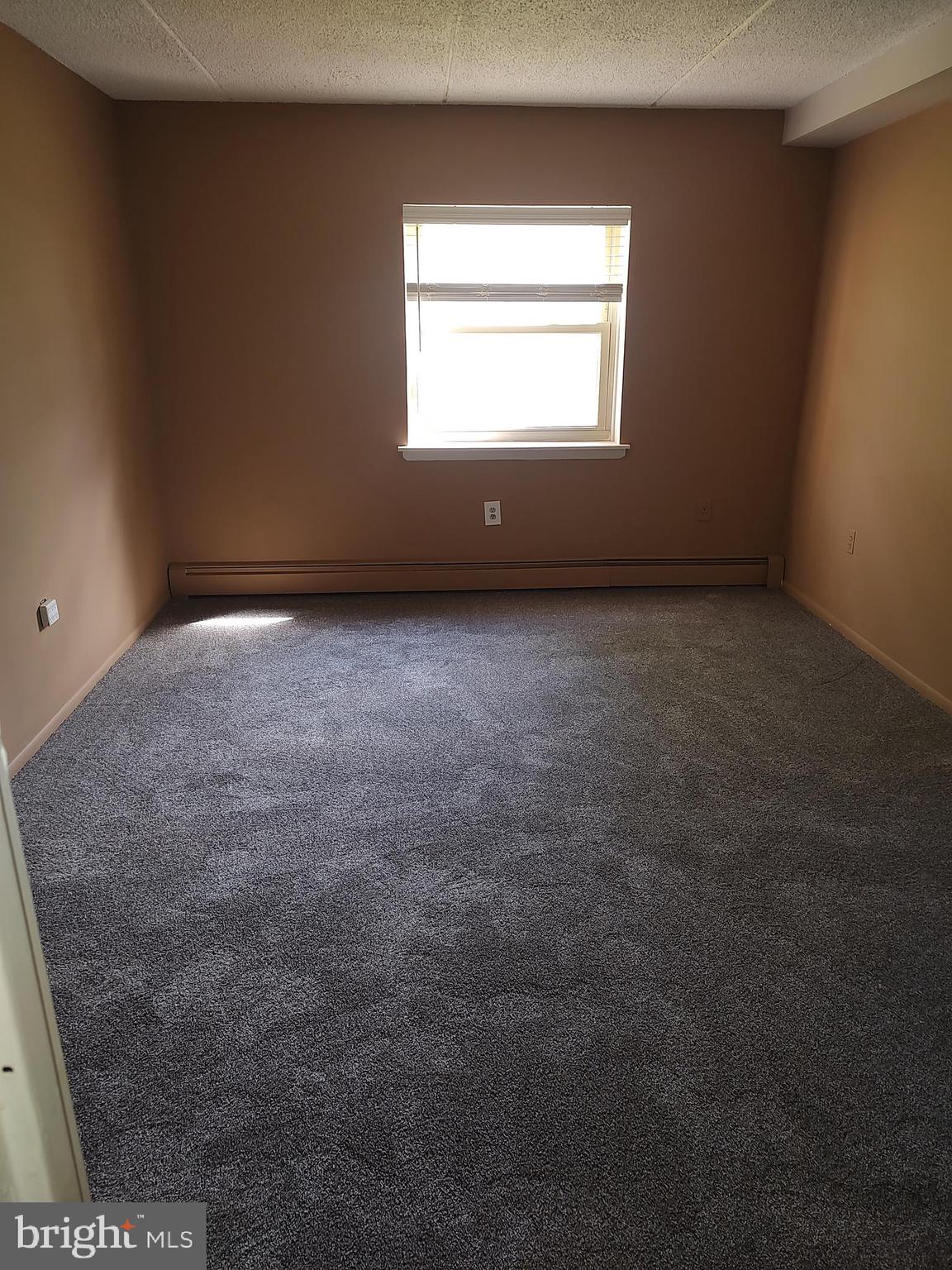 280 Bridgewater Road, Unit D1 Brookhaven, PA 19015 - Photo 8 of 15 an empty room with a window