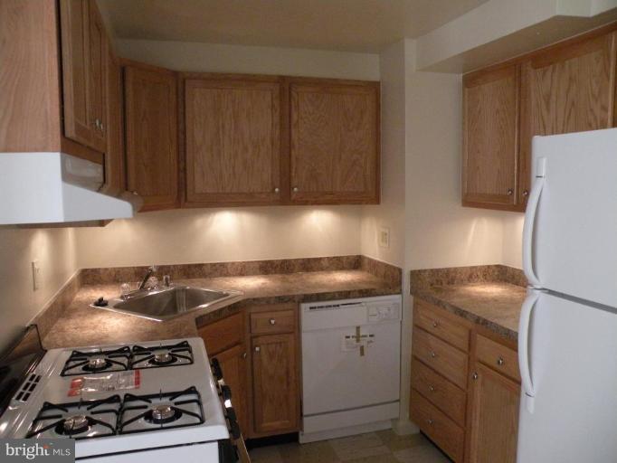 5206 Darien Road Baltimore, MD 21206 - Photo 3 of 13 Kitchen