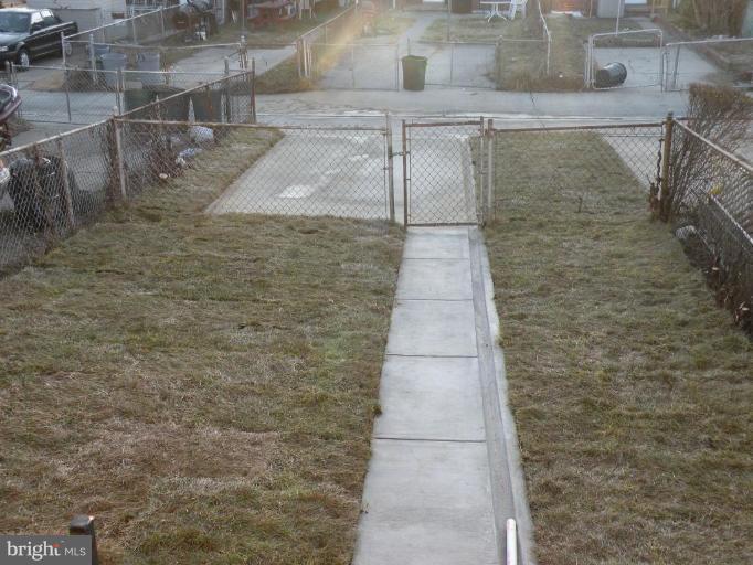 5206 Darien Road Baltimore, MD 21206 - Photo 4 of 13 Back yard