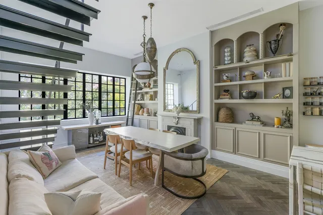 a picture of a black and white photo