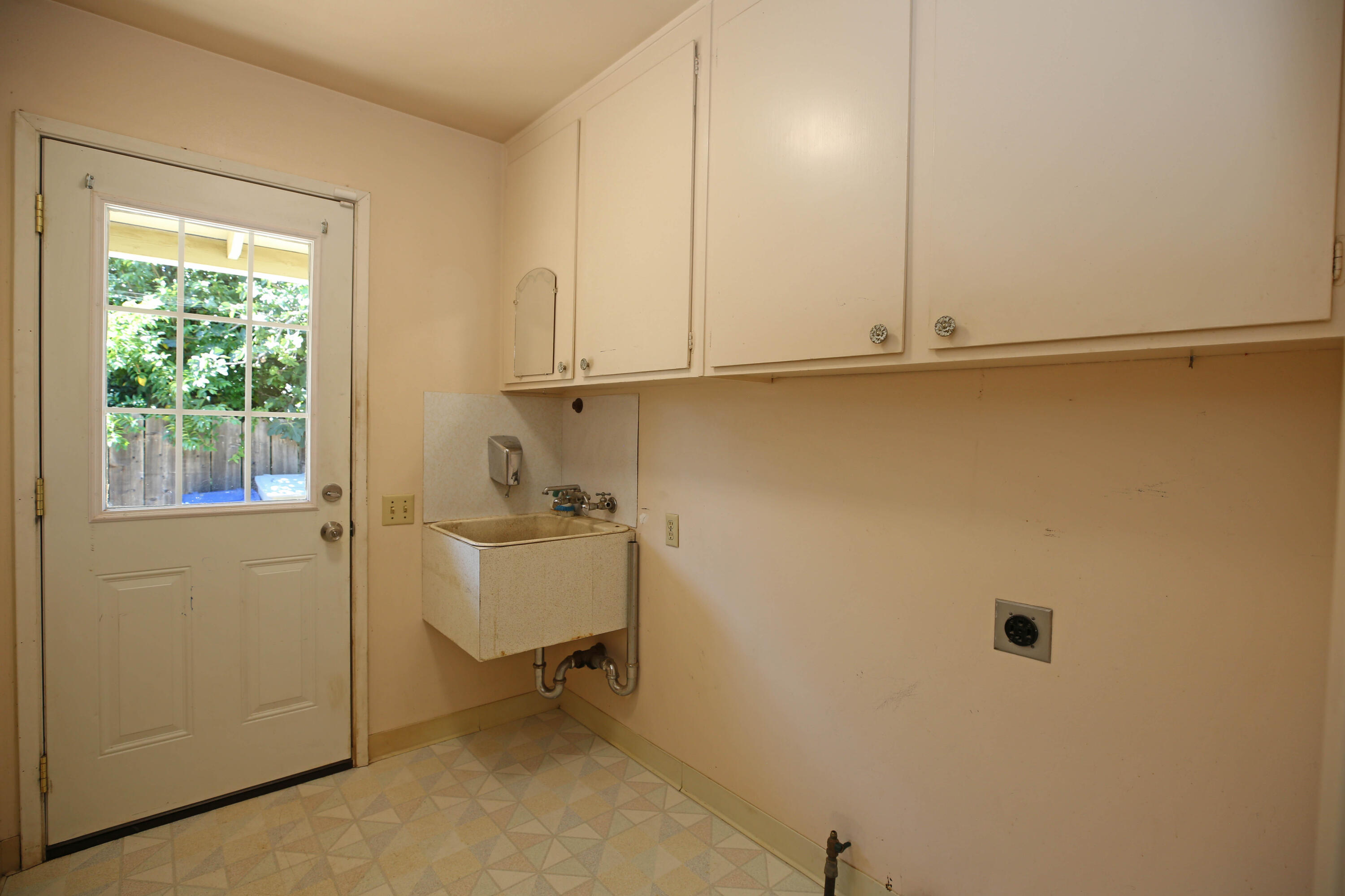 1144 Denton Way Redding, CA 96002 - Photo 15 of 22 Laundry Room