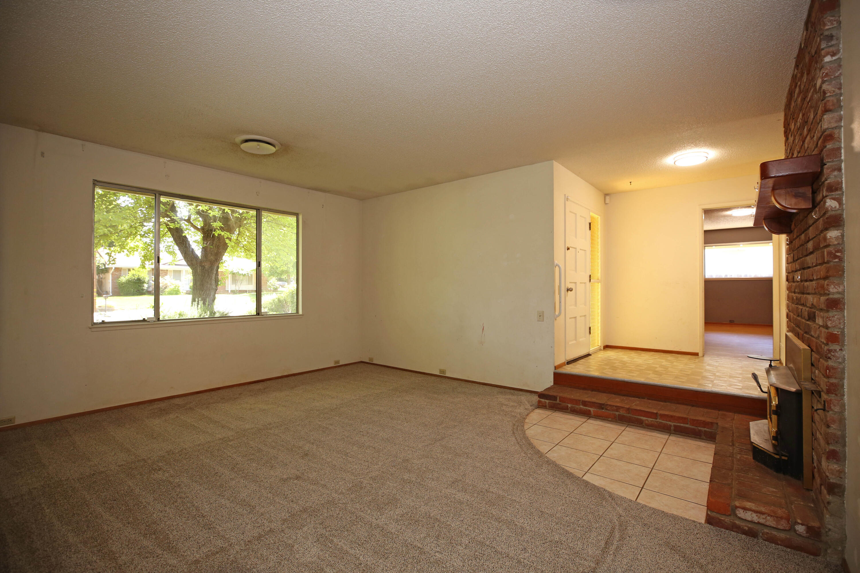 1144 Denton Way Redding, CA 96002 - Photo 2 of 22 Living Room